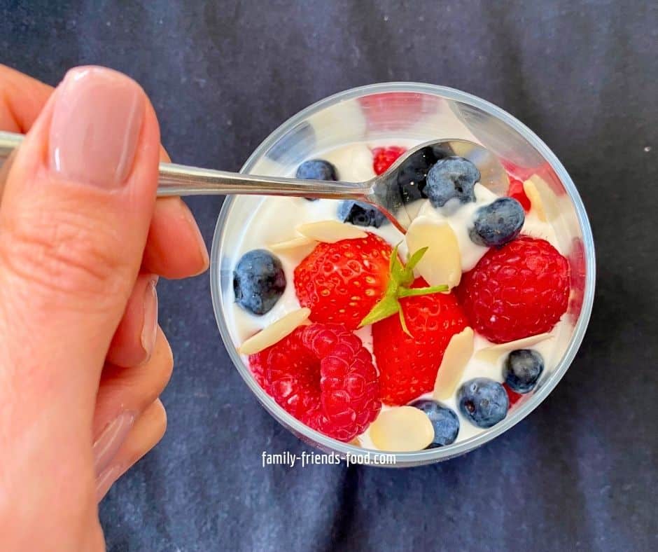 مخلوط الفواكه الموسمية مع اللبن الزبادي الطبيعي