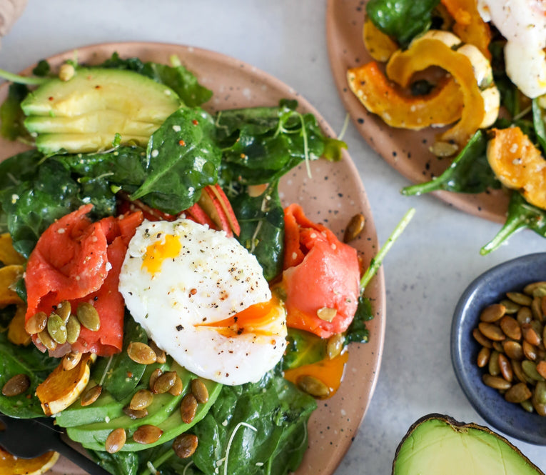 سلطة السلمون الموسمية مع الأفوكادو والسبانخ