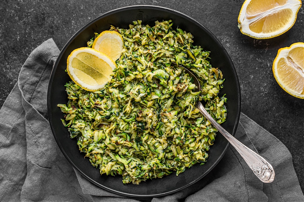 سلطة الكوسا المبشورة مع الليمون والثوم