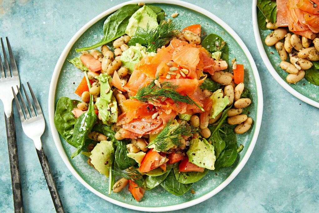 سلطة السلمون المدخن مع الأفوكادو والسبانخ