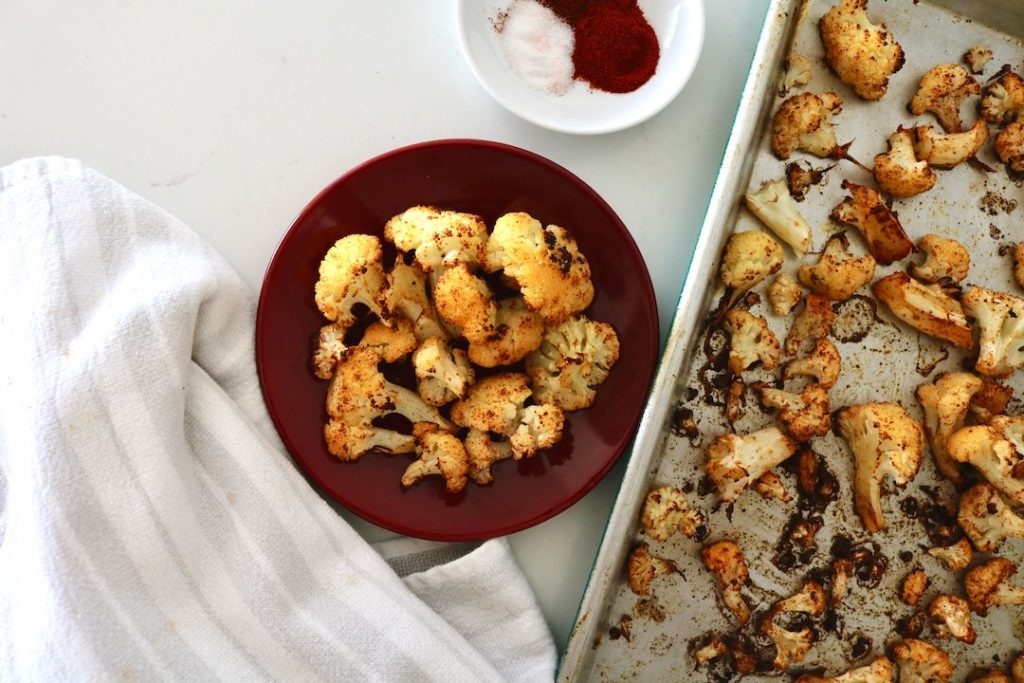 دجاج مشوي بالتوابل مع الحبوب والكُرّنبيط المشوي