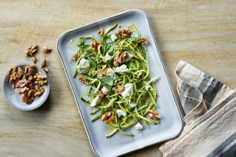 سلطة السبانخ مع الفستق والجوز والزيت الزيتون والليمون