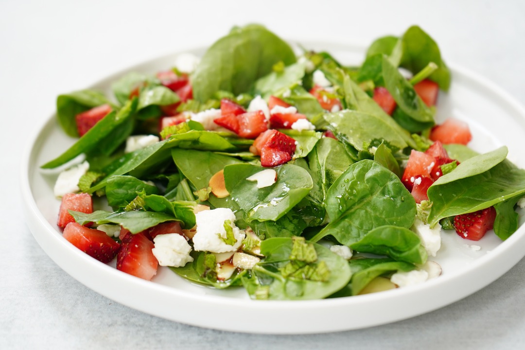 سلطة الفراولة والنعناع مع اللوز المفروم