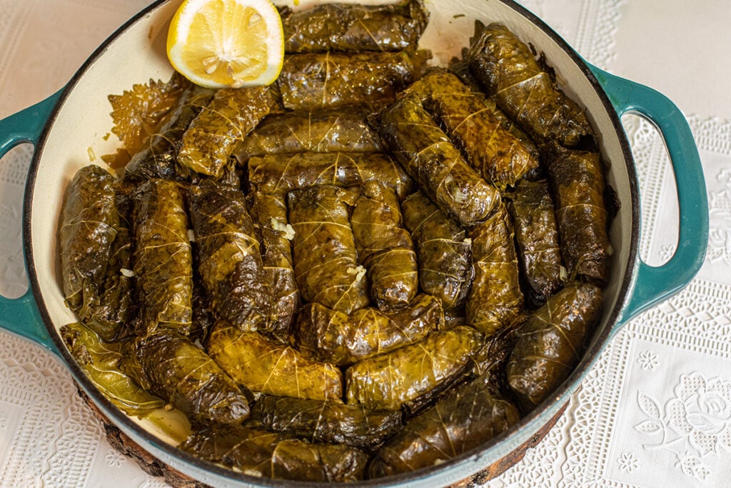 ورق العنب المحشي بالخضروات والأرز البني