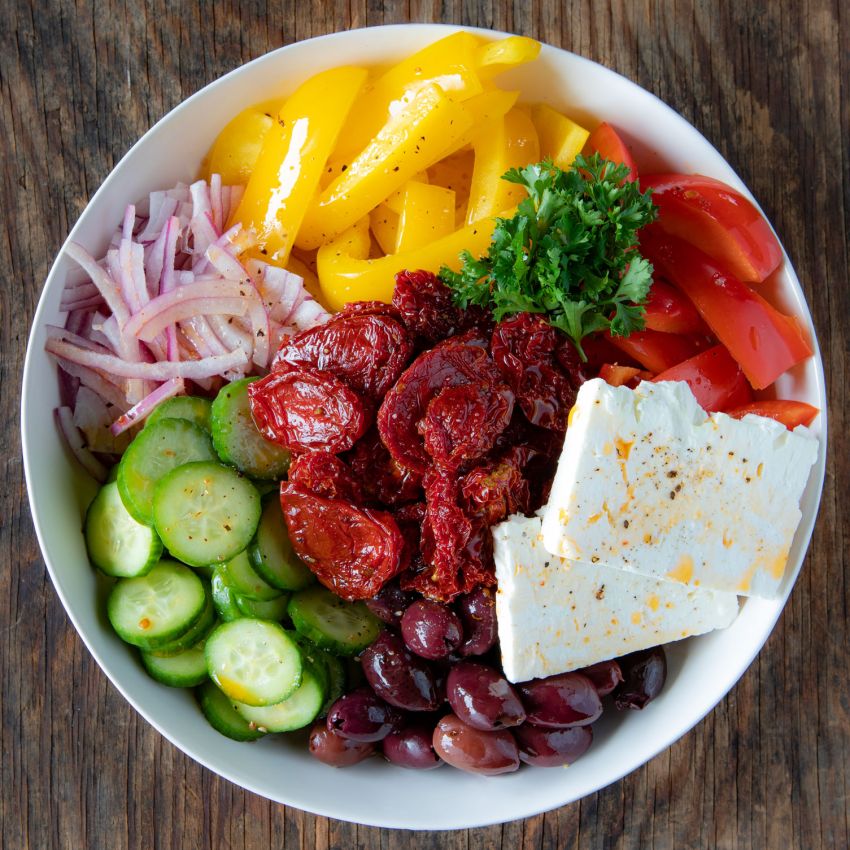 مقبلات الطماطم المجففة وزيت الزيتون مع خبز الحبوب الكاملة