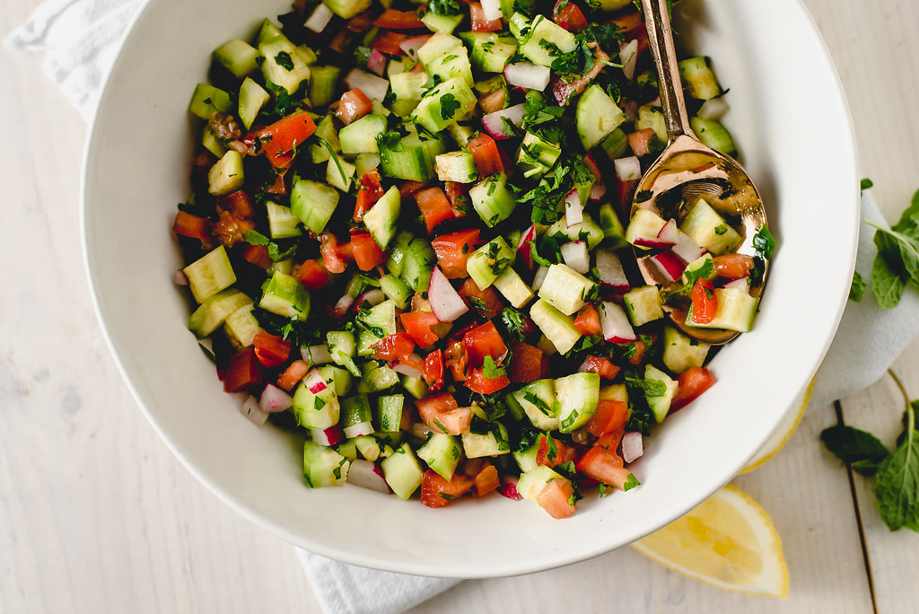 سلطة الطماطم والأفوكادو مع الليمون والزيت