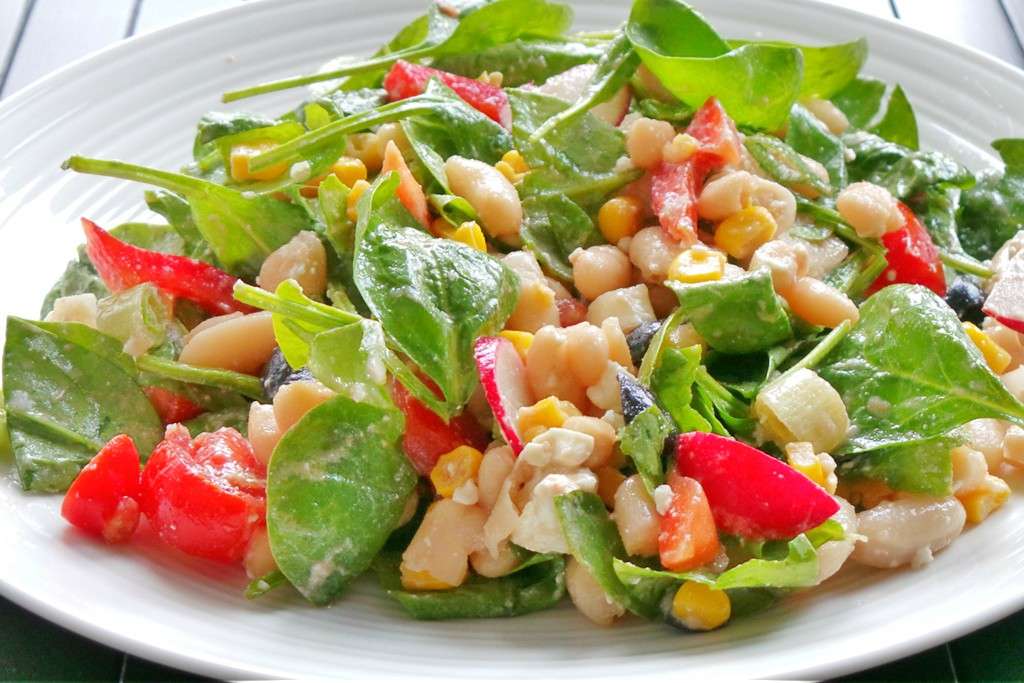 سلطة التونا مع البازلاء والذرة والخس