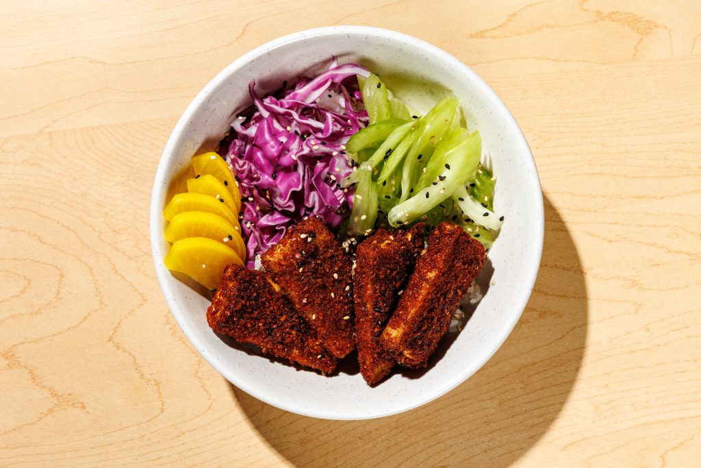 برغر نباتي من اللحم المفروم النباتي مع خبز الحبوب الكاملة وخضروات طازجة