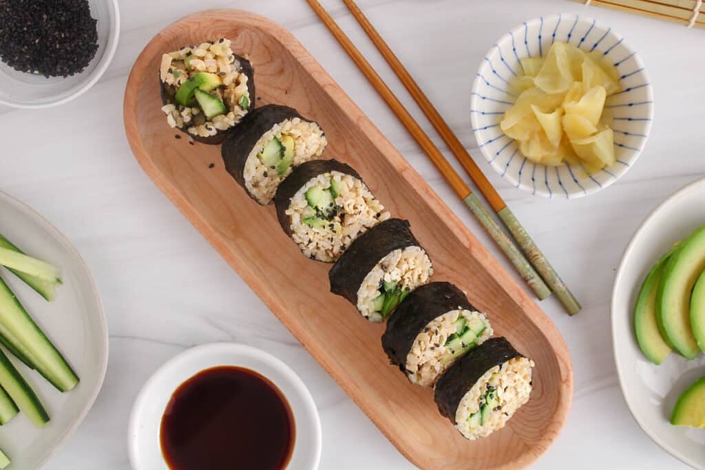 سوشي نباتي بالخضروات الطازجة