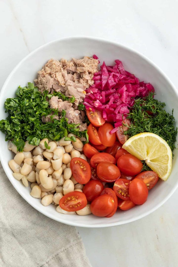 سلطة الفاصولياء البيضاء بالتونة: طبق صحي وسهل على الطريقة المتوسطية