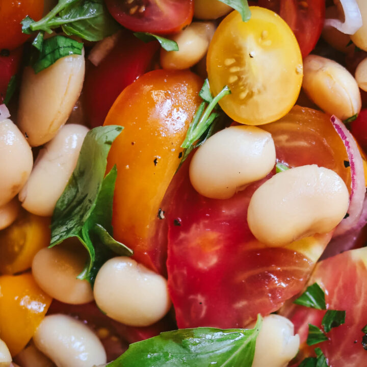 سلطة الفاصوليا البيضاء والطماطم والزيتون للسكريين