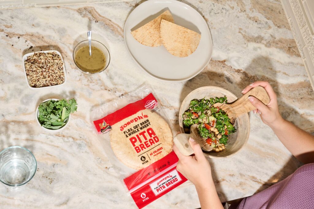 بيتزا الخبز الأسمر مع الخضروات المشوية والجبن قليل الدسم