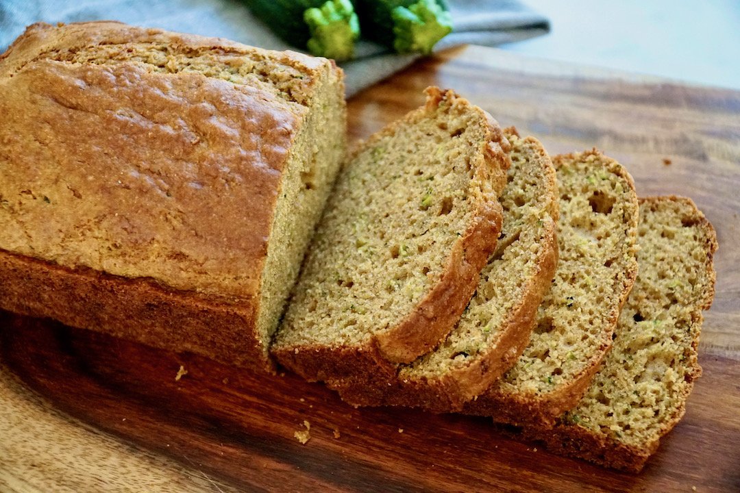 شريحة من خبز الحبوب الكاملة مع الأفوكادو والزبادي اليوناني