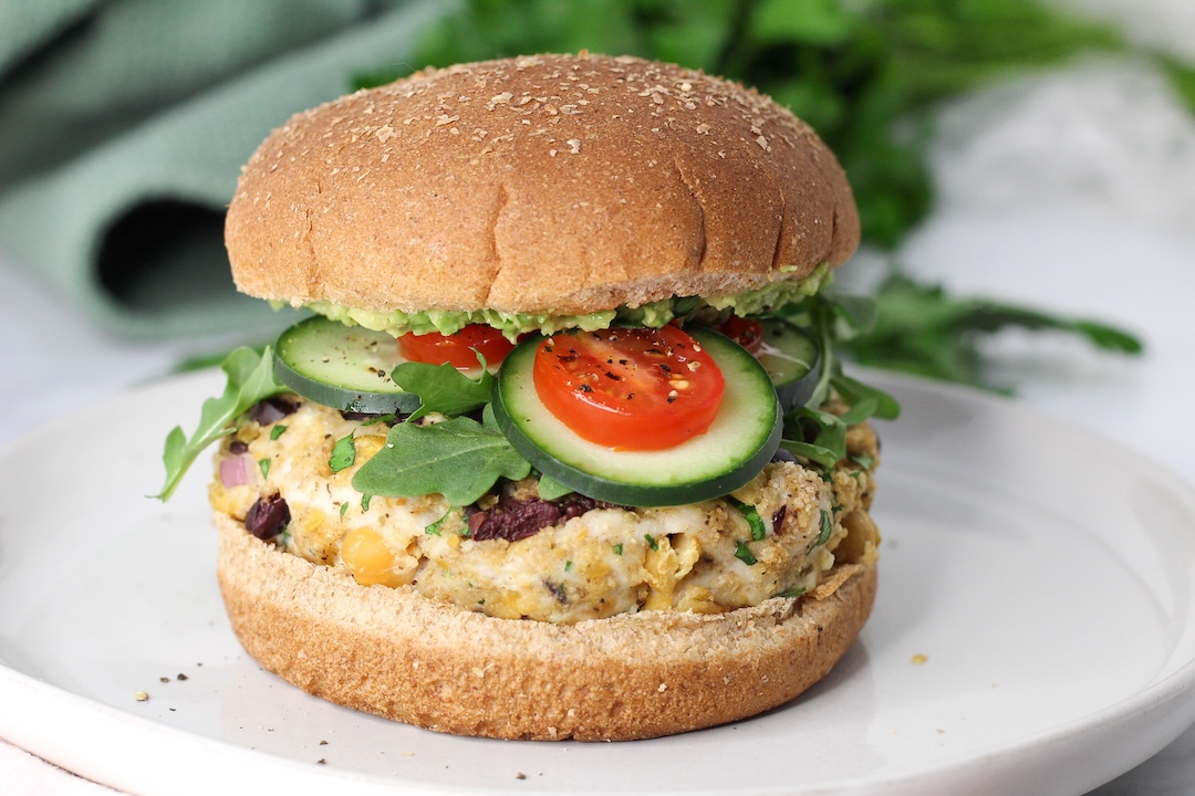 رغيف خبز الحبوب الكاملة مع الحمص والخضروات الطازجة