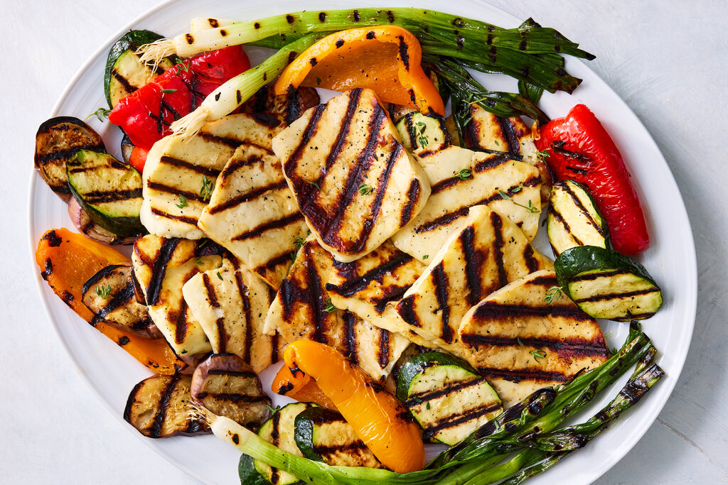 سلطة المعكرونة الكاملة مع الخضروات المشوية والجبن القليل الدسم