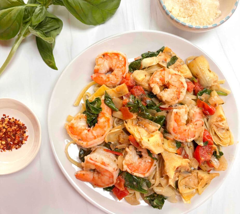 معكرونة الحبوب الكاملة الصحية مع دجاج مقلي خفيف (وجبة رياضية)