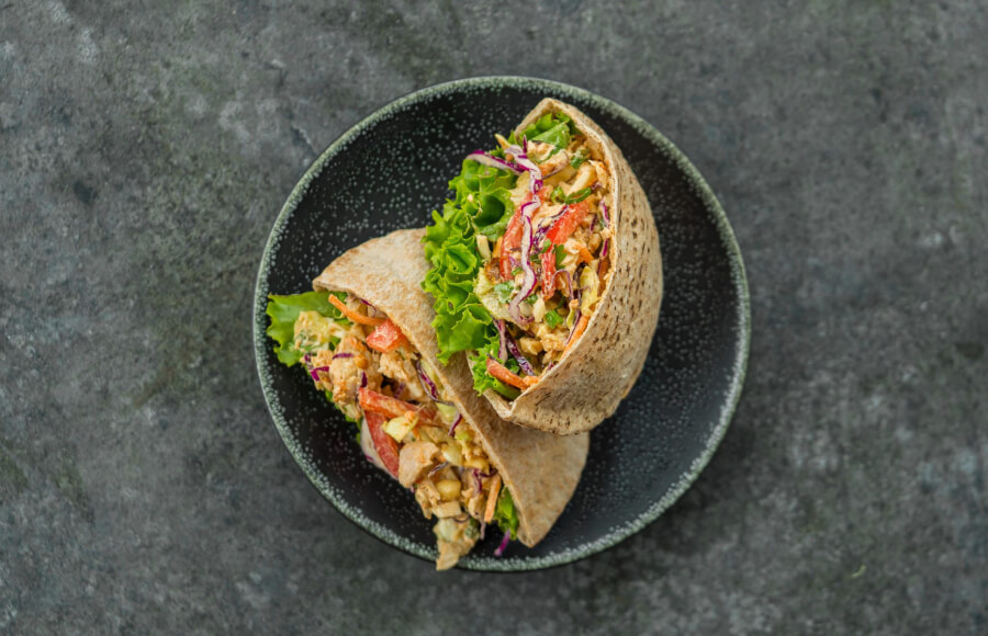 بيتزا الحبوب الكاملة المحشوة بالديك الرومي والخضروات