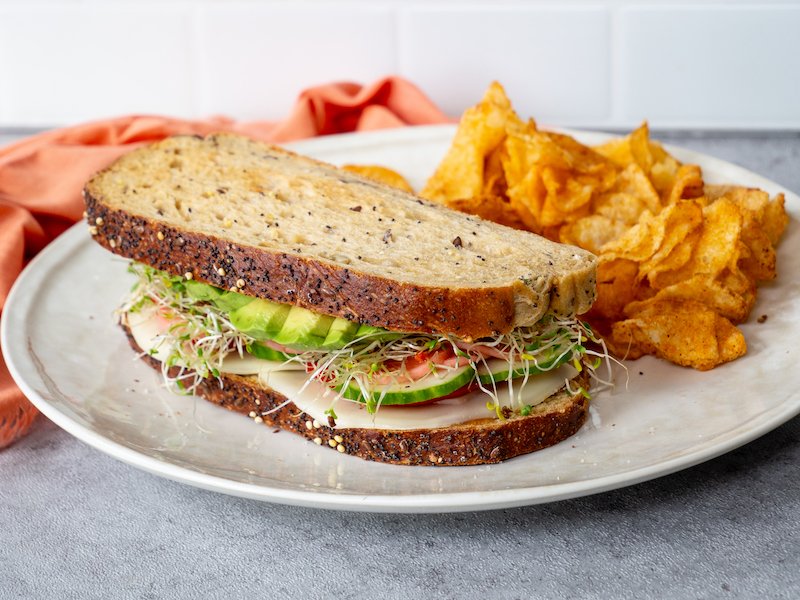 سندويش الحبوب الكاملة مع الطماطم والأفوكادو لسلامة القلب