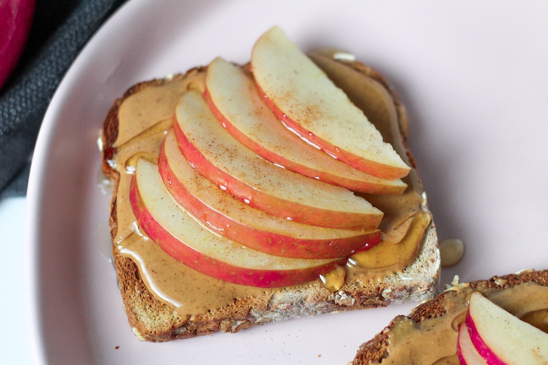 شرائح الحبوب الكاملة مع الزبادي والخضروات الطازجة