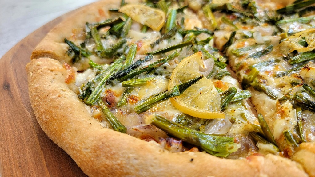 بيتزا العجين الكامل مع الخضروات والجبن قليل الدسم