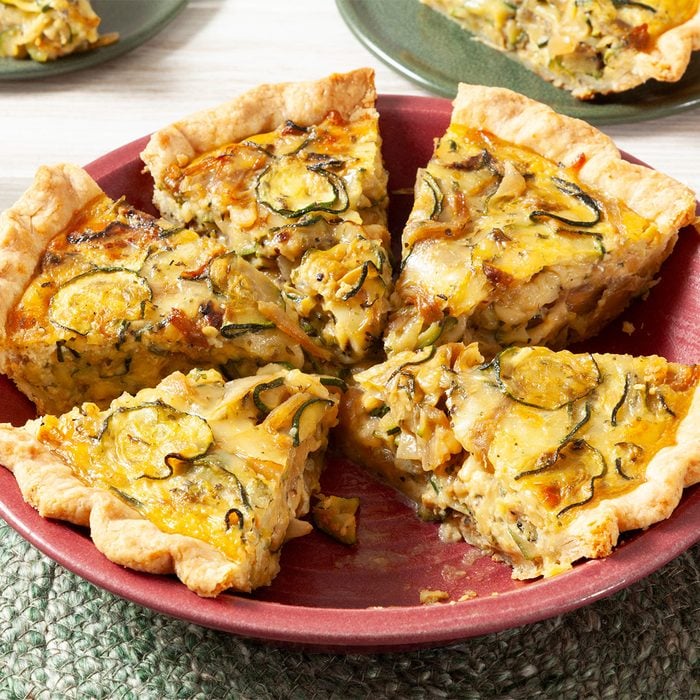 فطيرة الكوسا والبصل بالأعشاب والأجبان قليلة الدسم