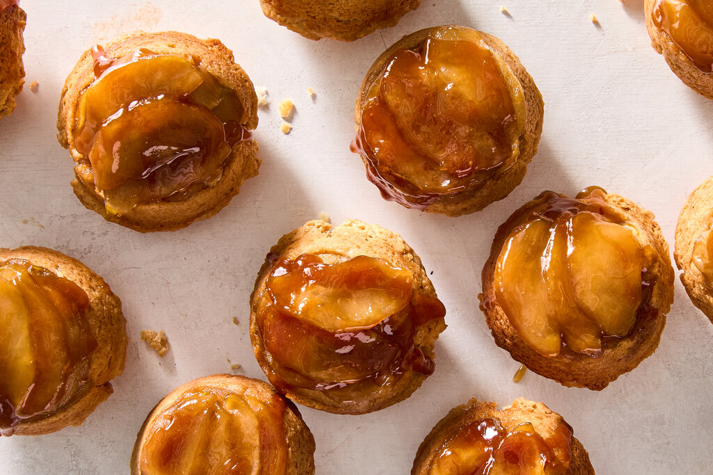 فطيرة الكوسا والطماطم على خبز الحبوب الكاملة